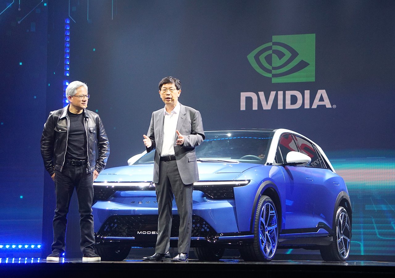 HHTD23鴻海科技日Nvidia輝達黃仁勳ZF執行長鴻海雙策略長同場現身,商用車談ChatCV